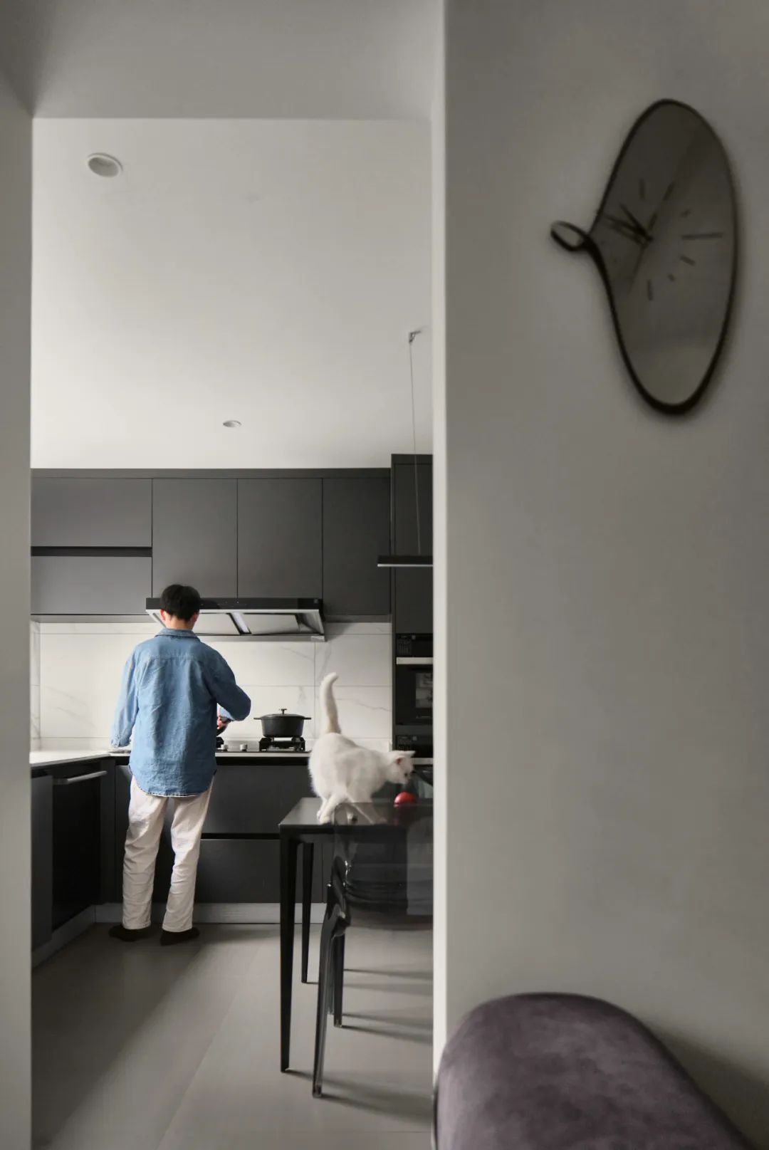 輕墨淡彩丨鏟屎官的前衛自宅，黑白濾鏡下的獨居日常