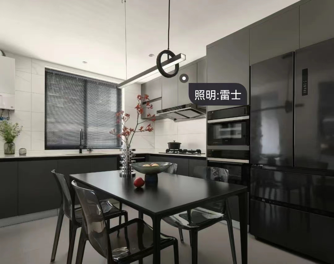 輕墨淡彩丨鏟屎官的前衛自宅，黑白濾鏡下的獨居日常