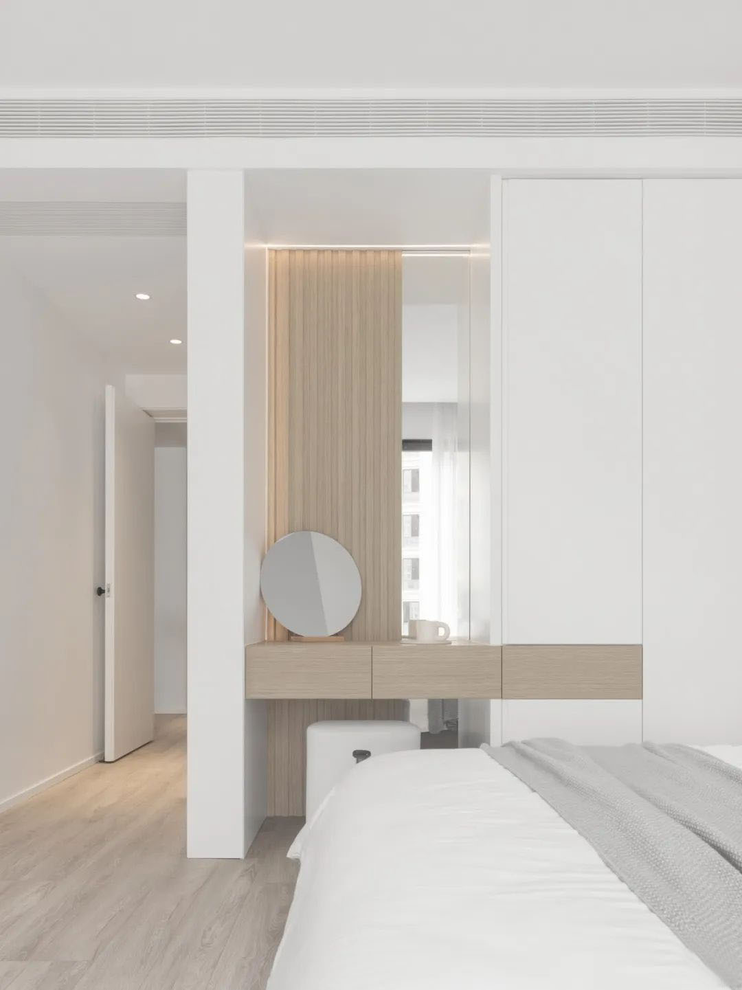 工作如此繁雜，居家何不簡單一些？三口之家的極簡美宅