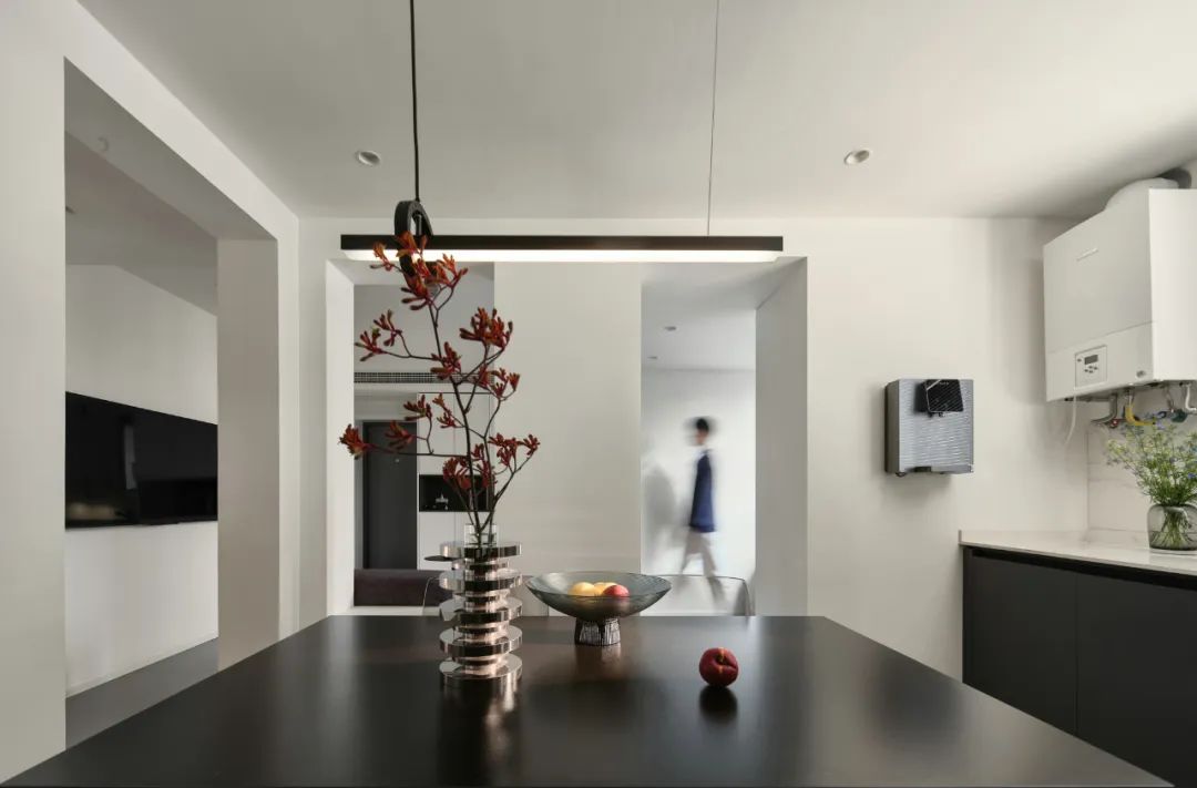 輕墨淡彩丨鏟屎官的前衛自宅，黑白濾鏡下的獨居日常