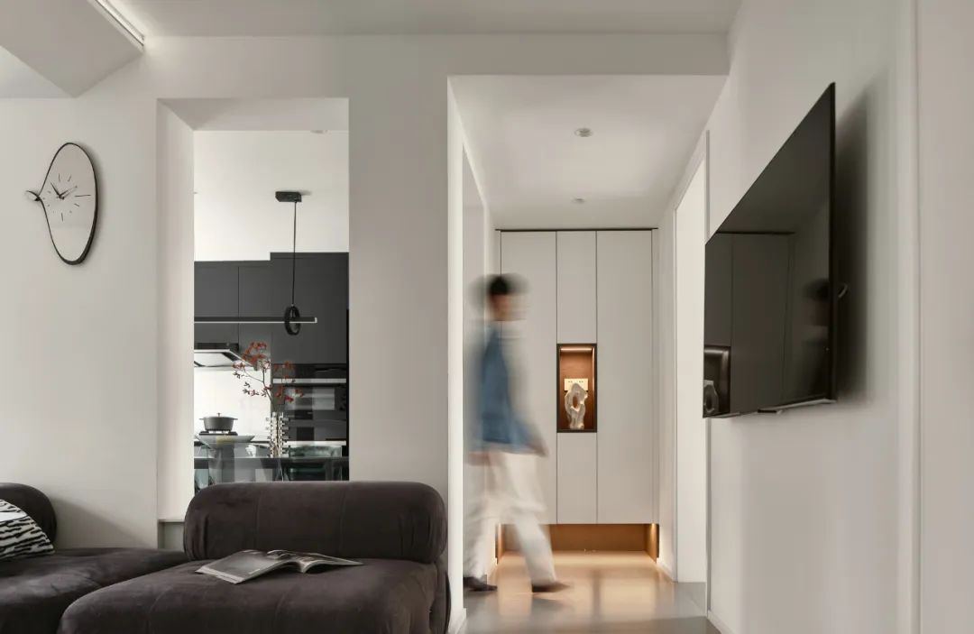 輕墨淡彩丨鏟屎官的前衛自宅，黑白濾鏡下的獨居日常