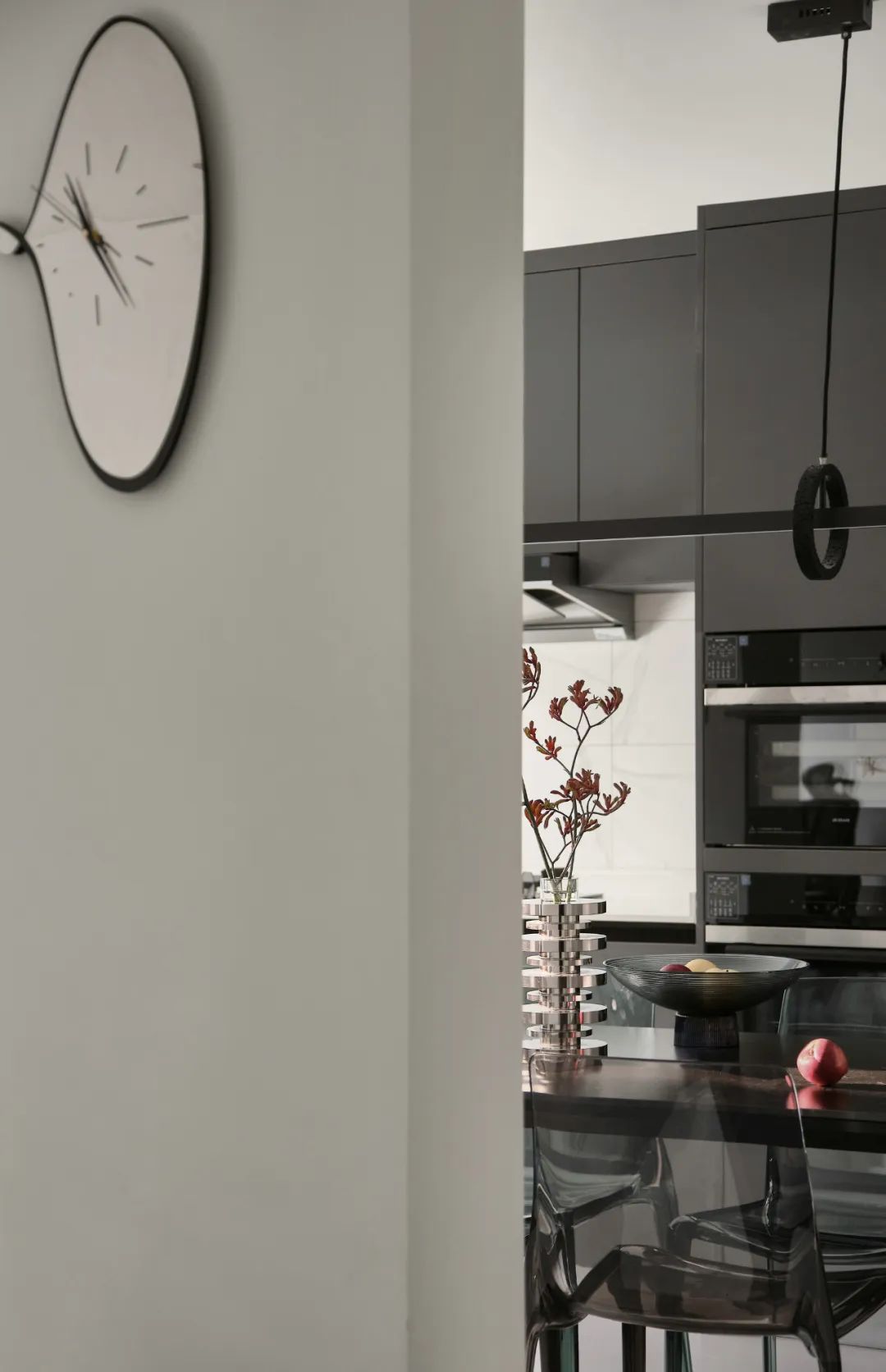 輕墨淡彩丨鏟屎官的前衛自宅，黑白濾鏡下的獨居日常