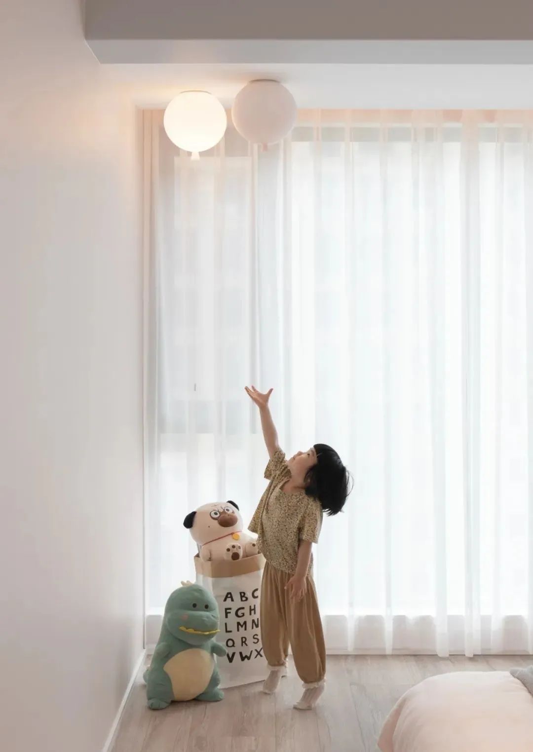 工作如此繁雜，居家何不簡單一些？三口之家的極簡美宅