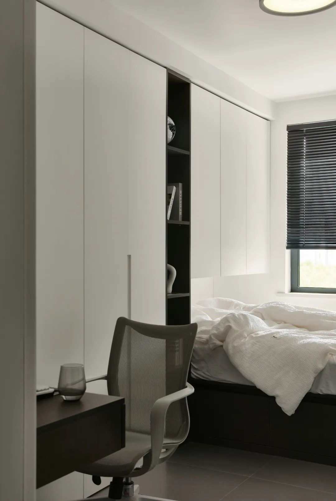 輕墨淡彩丨鏟屎官的前衛自宅，黑白濾鏡下的獨居日常