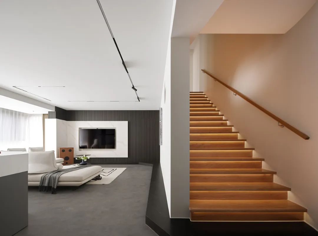 小兩口住躍層還能裝出溫度？細(xì)節(jié)精準(zhǔn)把控詮釋大而不空