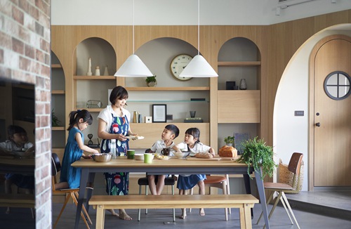 打通兩套房，竟是為了孩子的游樂(lè)場(chǎng)，當(dāng)代家庭“幼兒園”