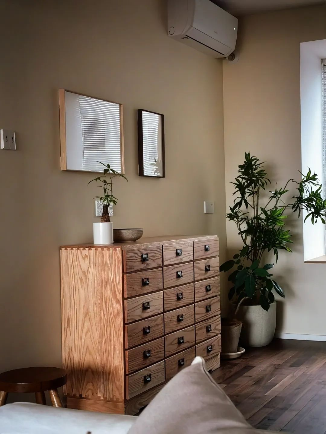 三代同堂居家新寵，原木家具配暖白硬裝，將溫馨進行到底