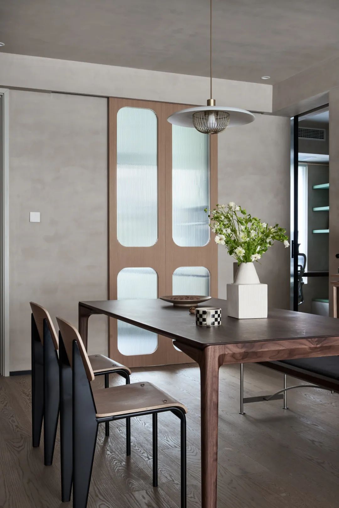 還在通刷大白墻？打破束縛的微水泥，中古家具的官宣底襯