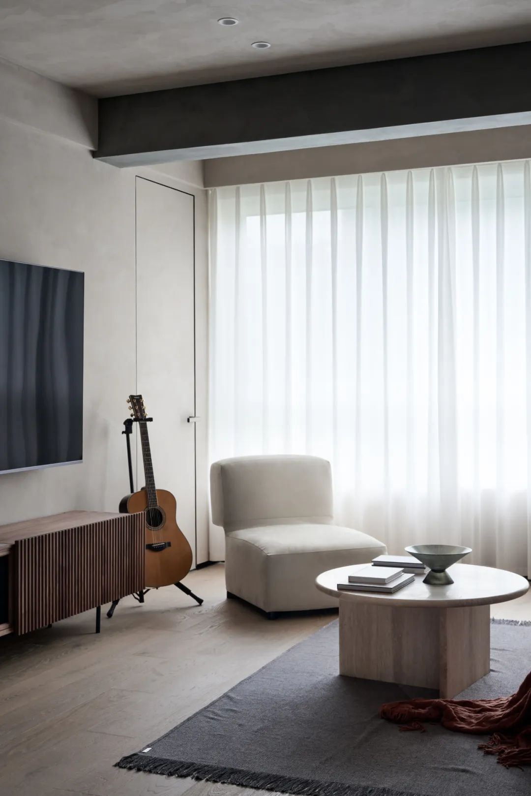 還在通刷大白墻？打破束縛的微水泥，中古家具的官宣底襯