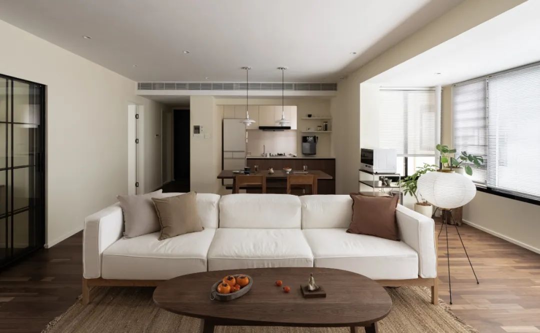 三代同堂居家新寵，原木家具配暖白硬裝，將溫馨進行到底