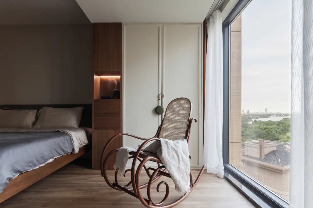 潮酷爸媽帶娃記，輕復(fù)古宅一鏡到底，影音房也沒放過