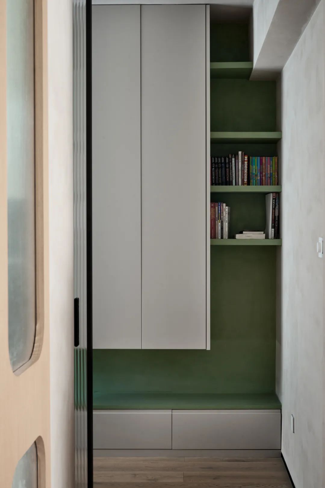 還在通刷大白墻？打破束縛的微水泥，中古家具的官宣底襯