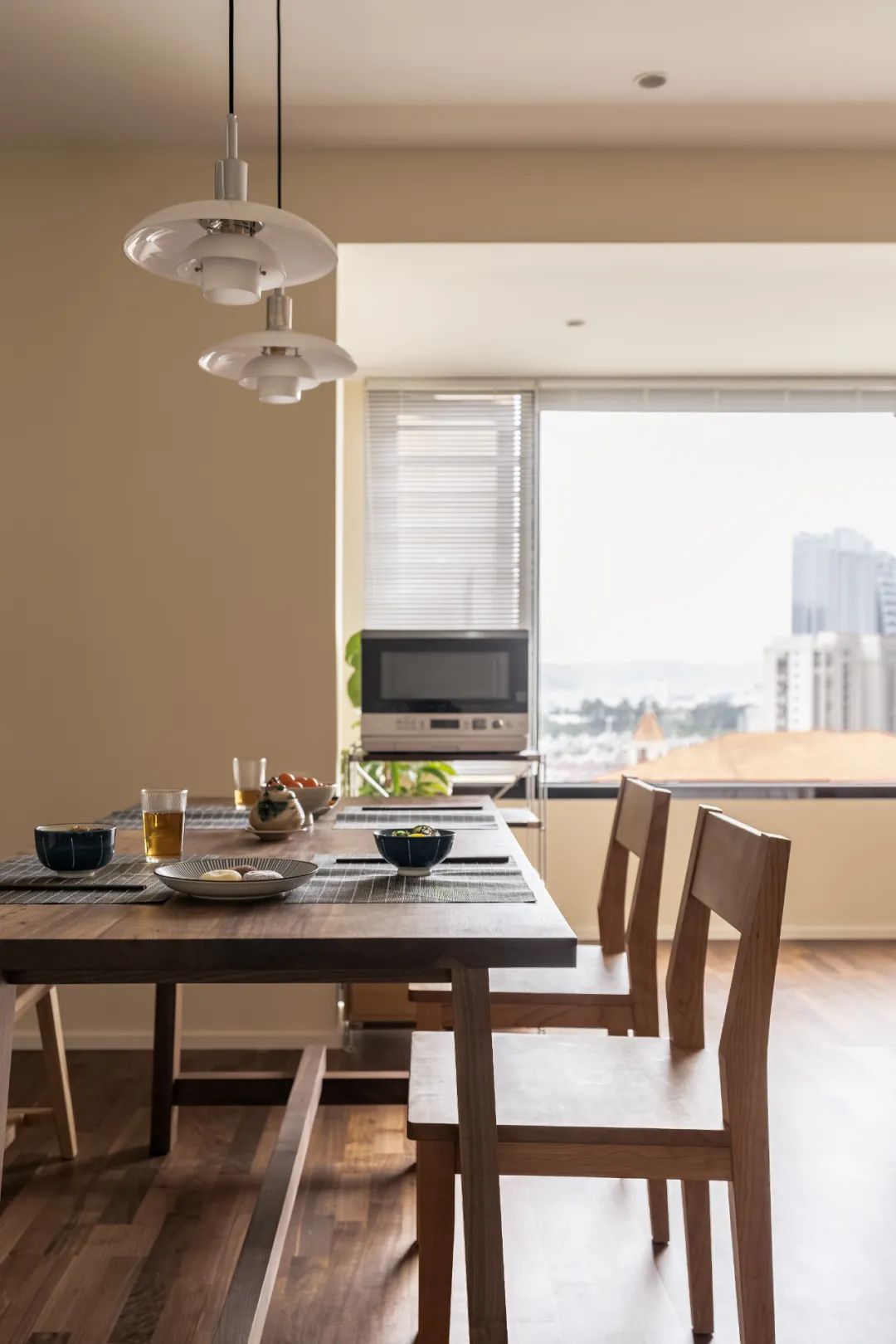 三代同堂居家新寵，原木家具配暖白硬裝，將溫馨進行到底