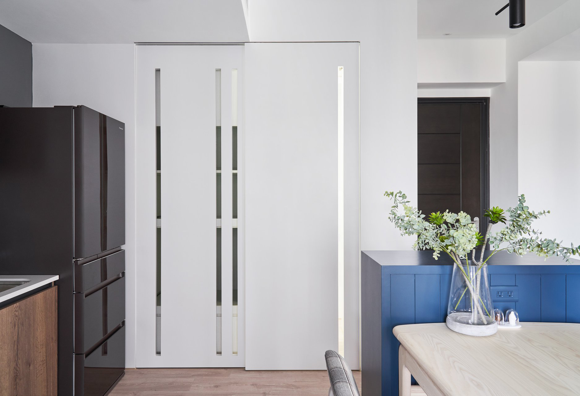 藏青+素胚，國粹配色融入現代家裝，好一個天青色等煙雨