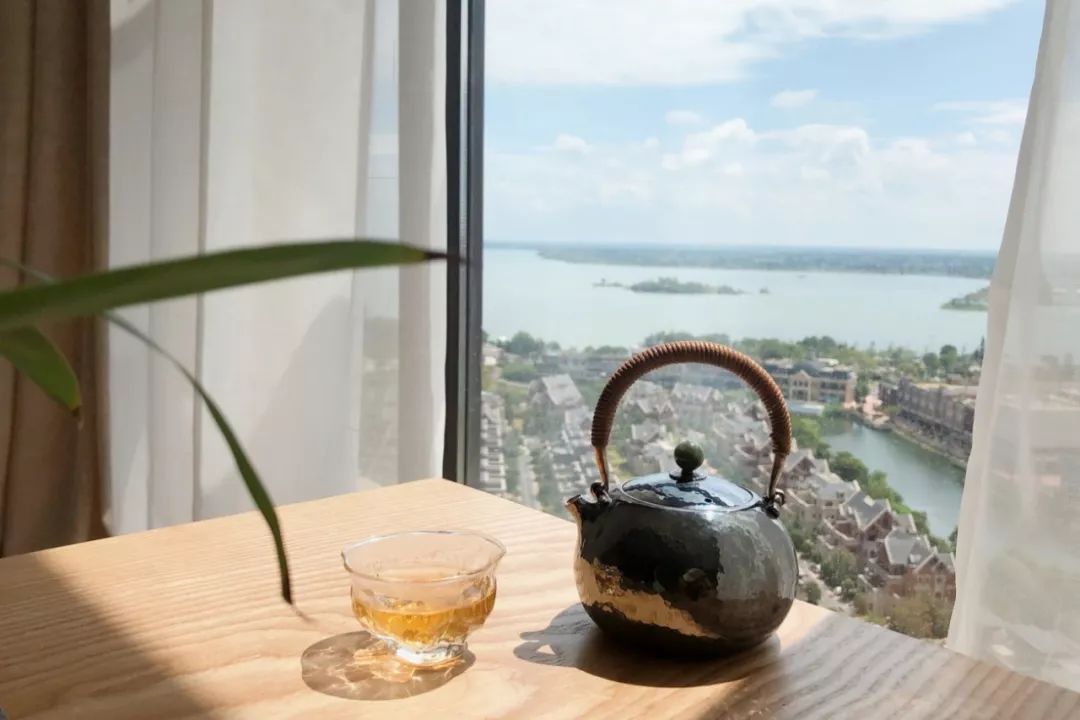 淡雅原木軟裝滿屋書香，東方審美里的別樣禪意煙火