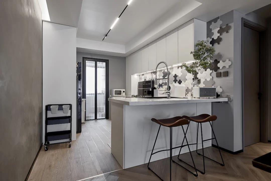 全屋通鋪魚骨紋、幾何分割裝飾墻，LDK的正確打開方式