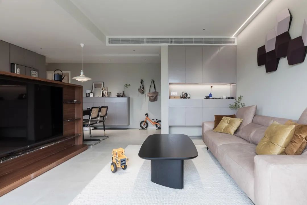 潮酷爸媽帶娃記，輕復(fù)古宅一鏡到底，影音房也沒放過