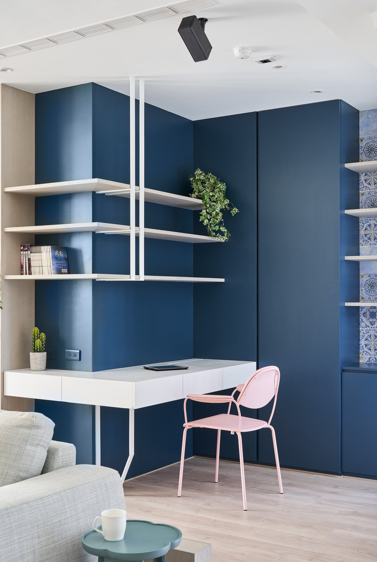 藏青+素胚，國粹配色融入現代家裝，好一個天青色等煙雨