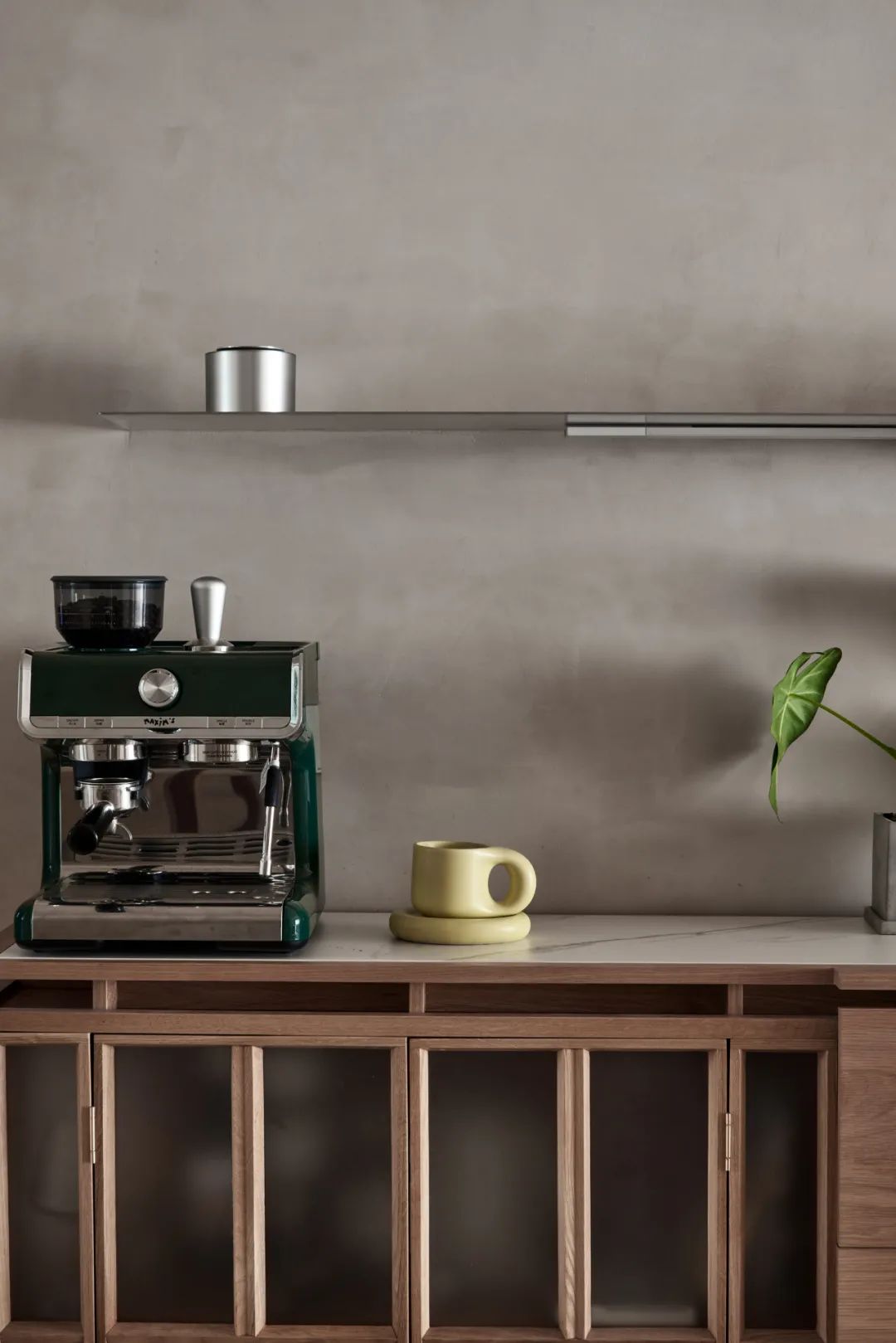 還在通刷大白墻？打破束縛的微水泥，中古家具的官宣底襯