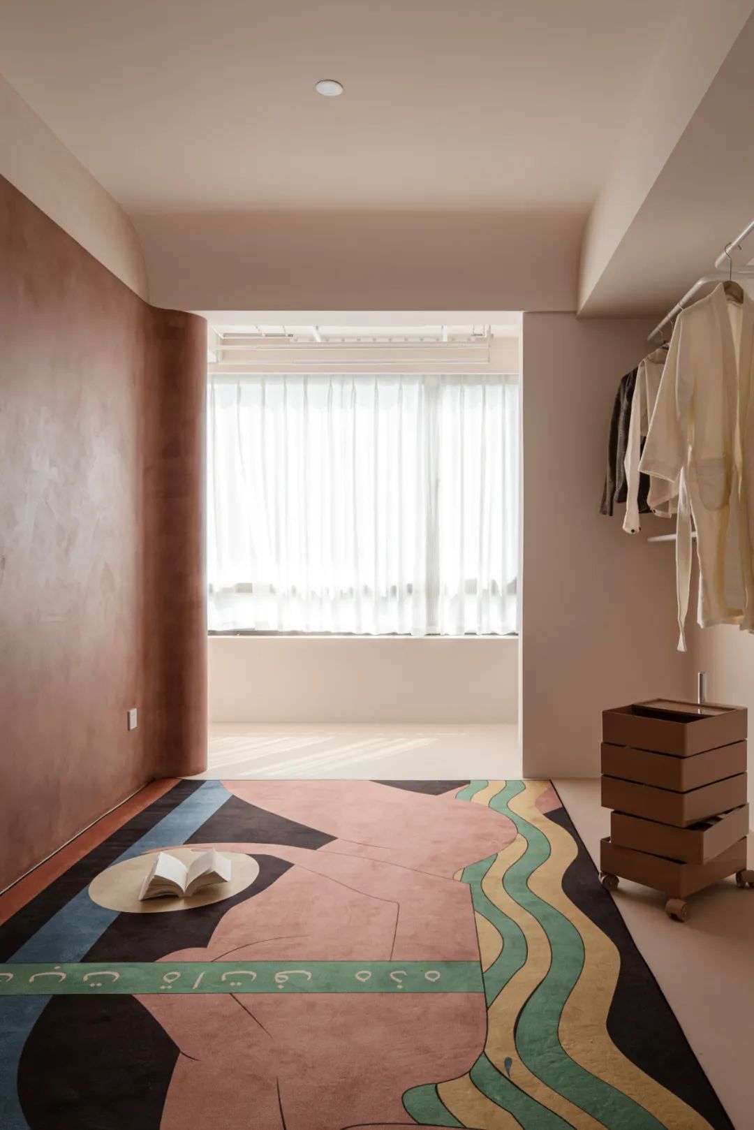 來一支草莓味的“冰激凌”，走進藝術總監(jiān)的侘寂之家