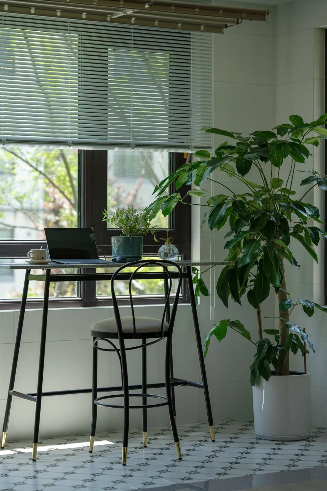 “方盒子里的平行宇宙”奶咖撞復古，時尚有深度