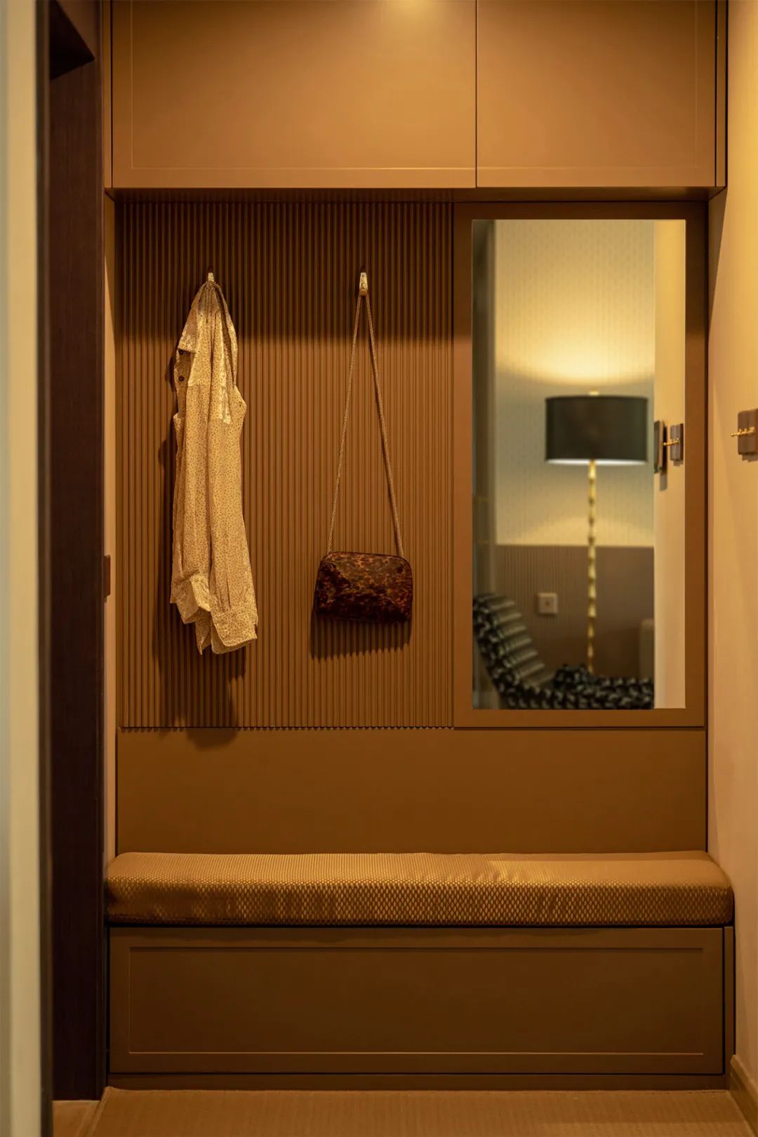 “方盒子里的平行宇宙”奶咖撞復古，時尚有深度