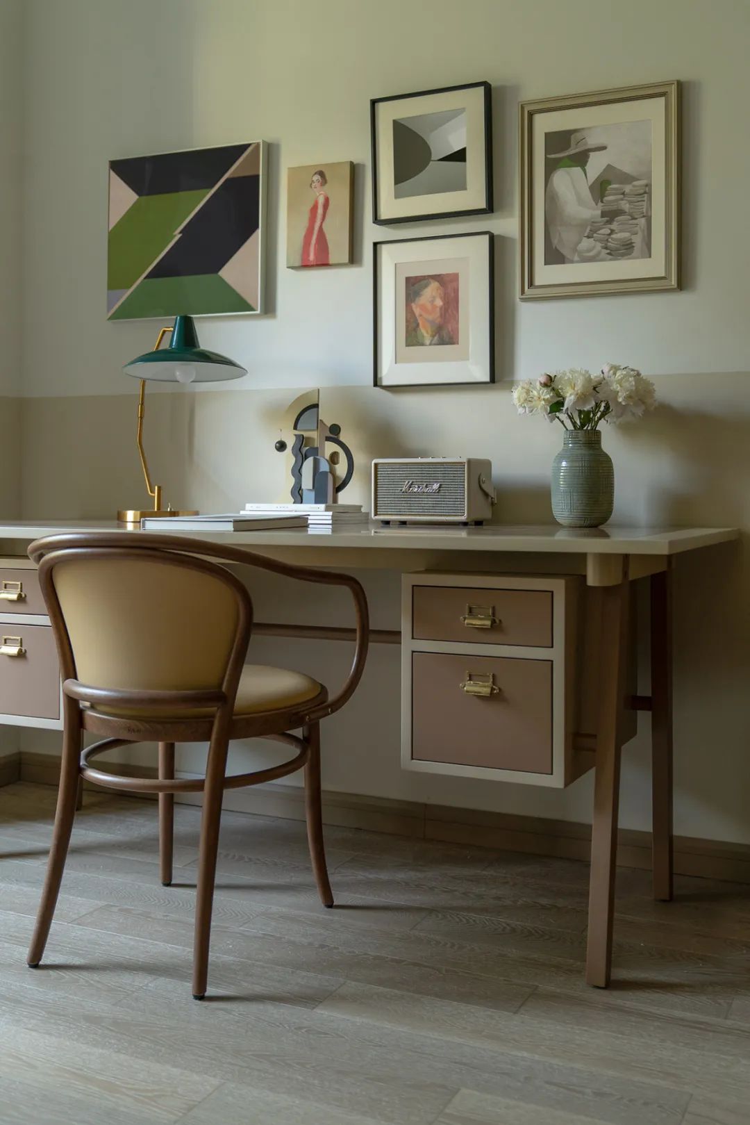 “方盒子里的平行宇宙”奶咖撞復古，時尚有深度