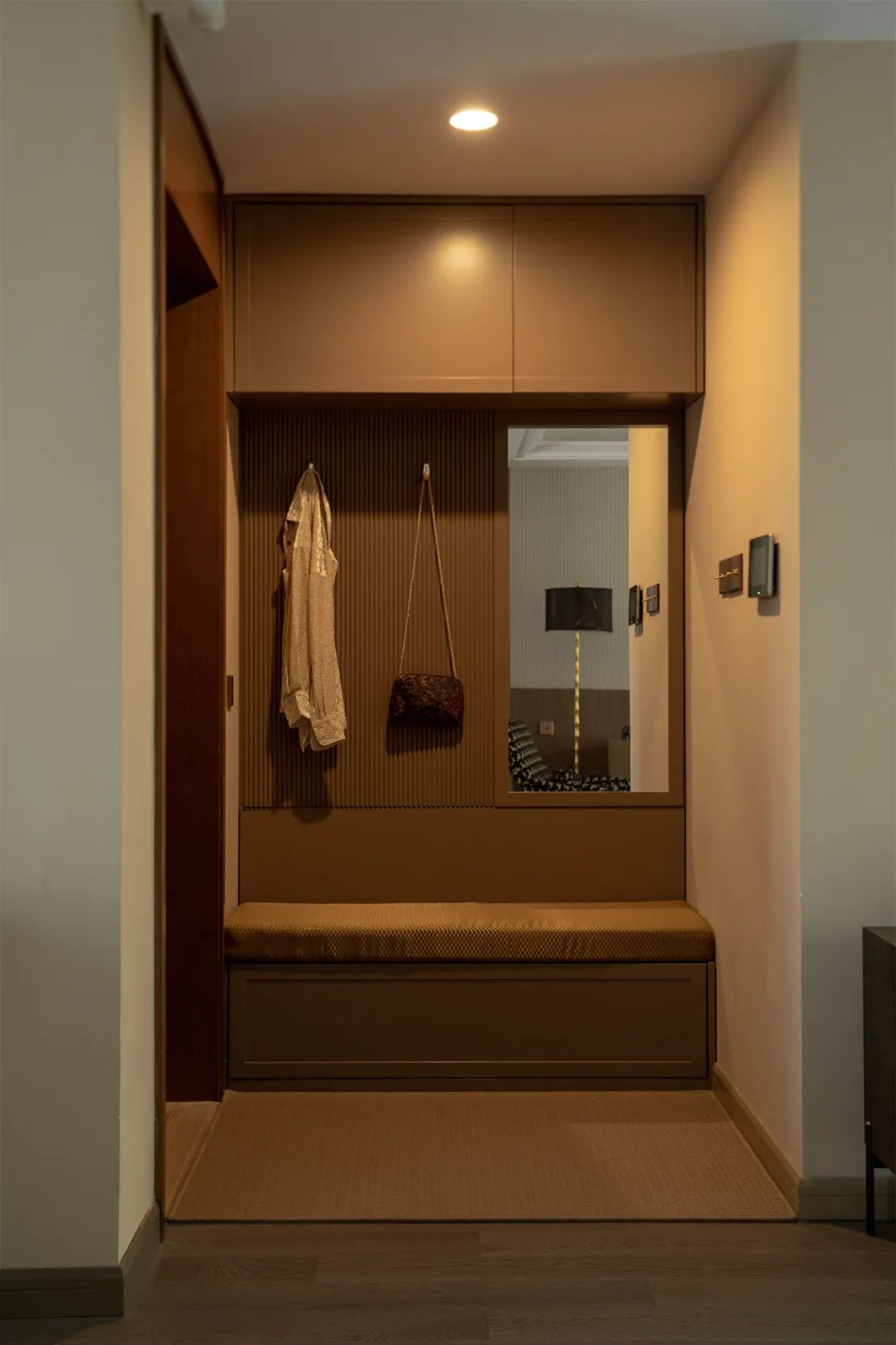 “方盒子里的平行宇宙”奶咖撞復古，時尚有深度