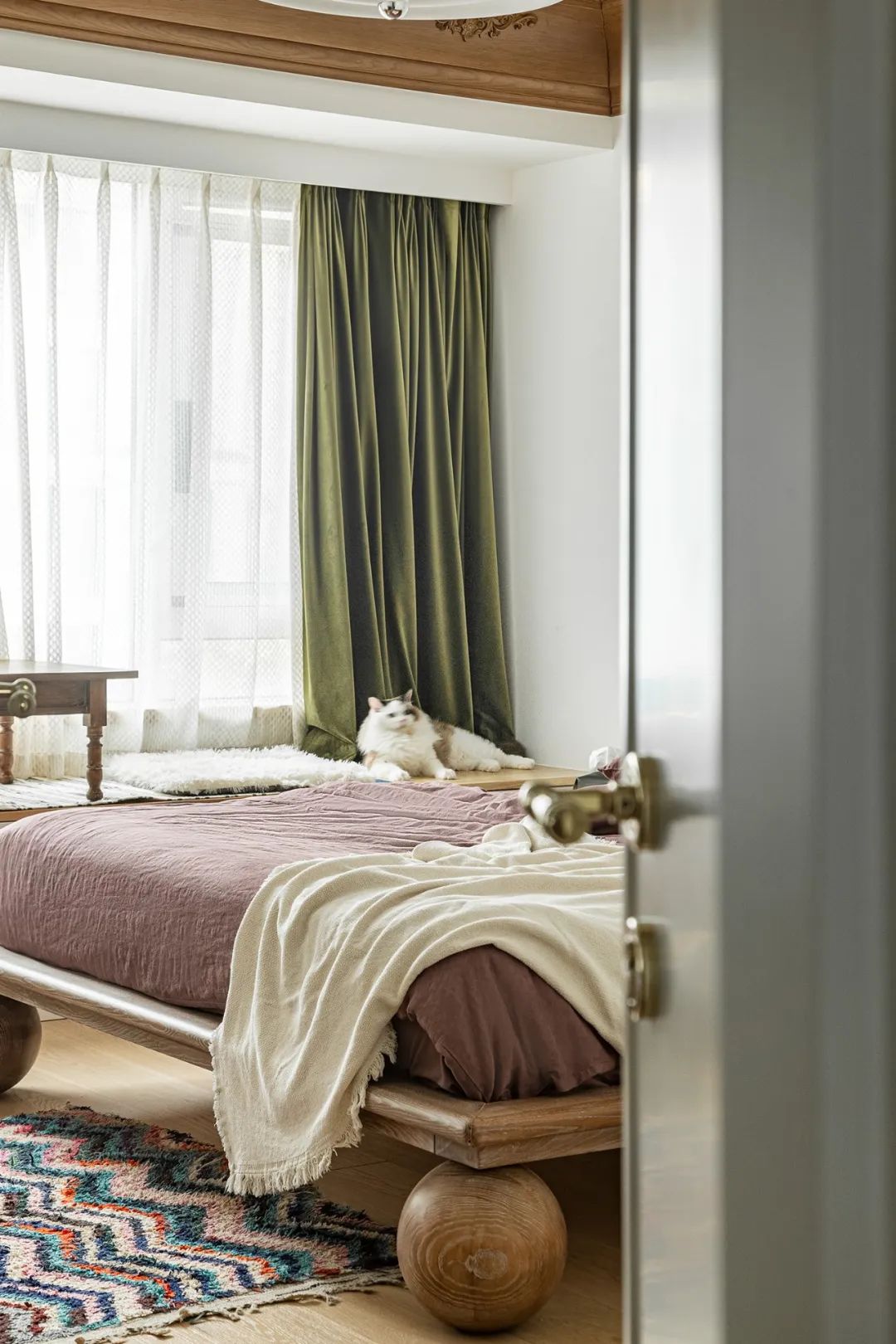 輕奢家具+古典線條+純白硬裝，微微法式很傾城～