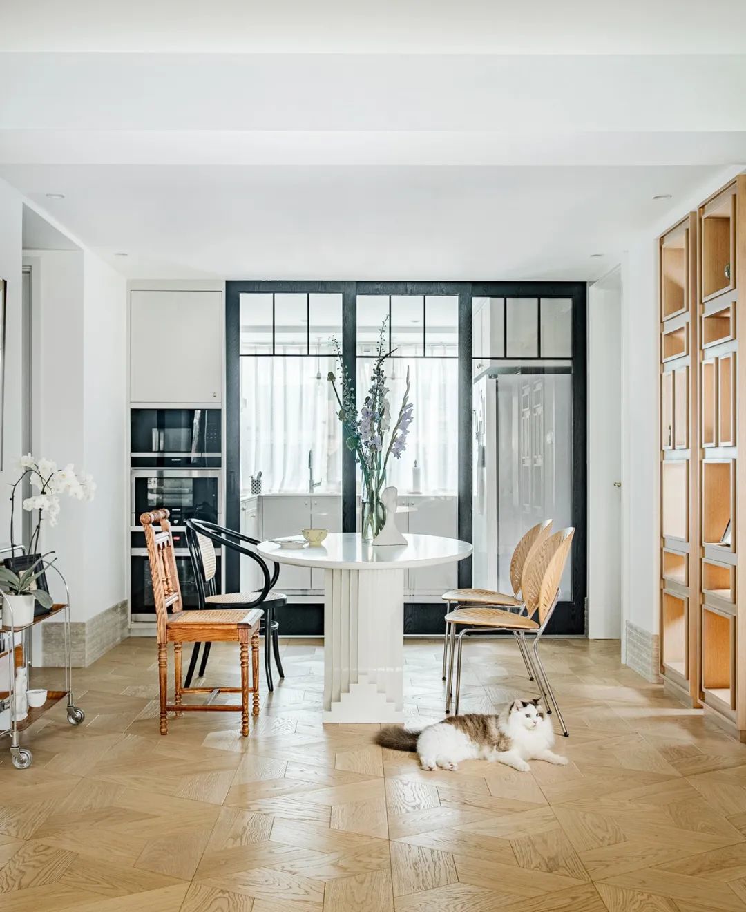 輕奢家具+古典線條+純白硬裝，微微法式很傾城～