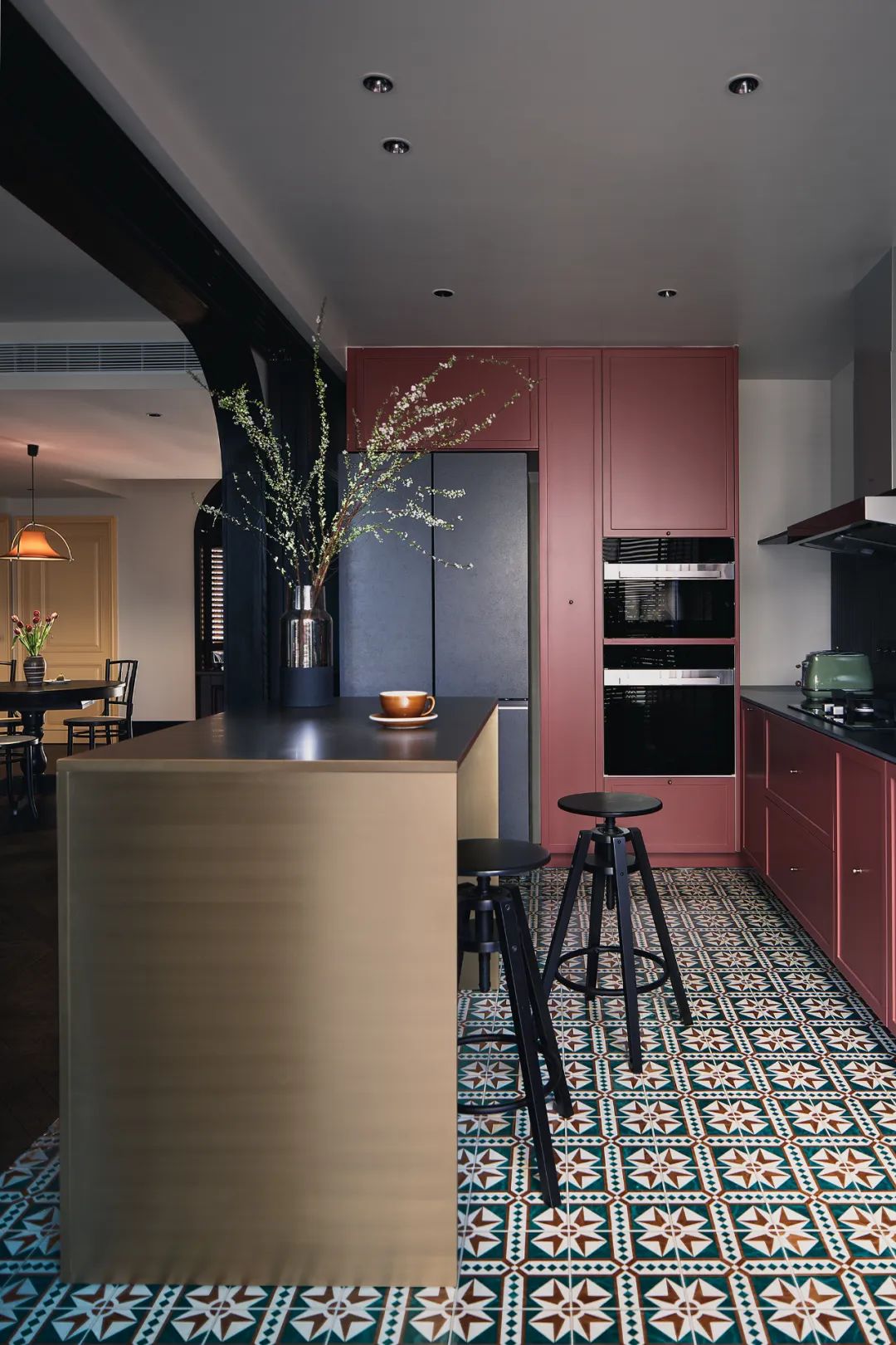 復古風可以有多存粹？中古家具+經典撞色，一鍵穿越