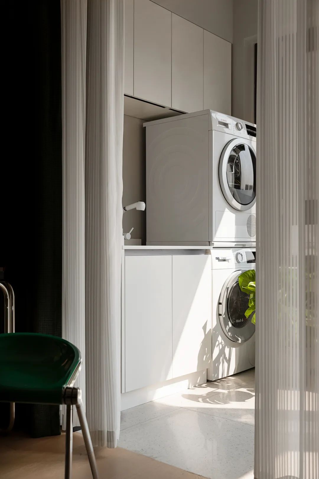 90后美女獨(dú)居小宅摩登又時(shí)尚，復(fù)古配飾真“熱鬧”