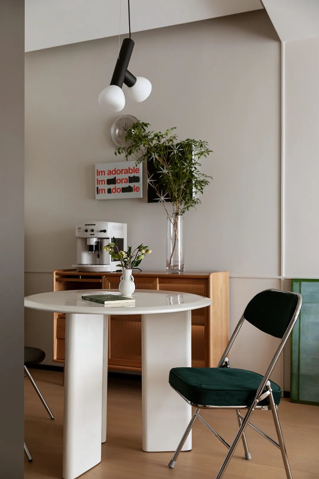 90后美女獨(dú)居小宅摩登又時(shí)尚，復(fù)古配飾真“熱鬧”