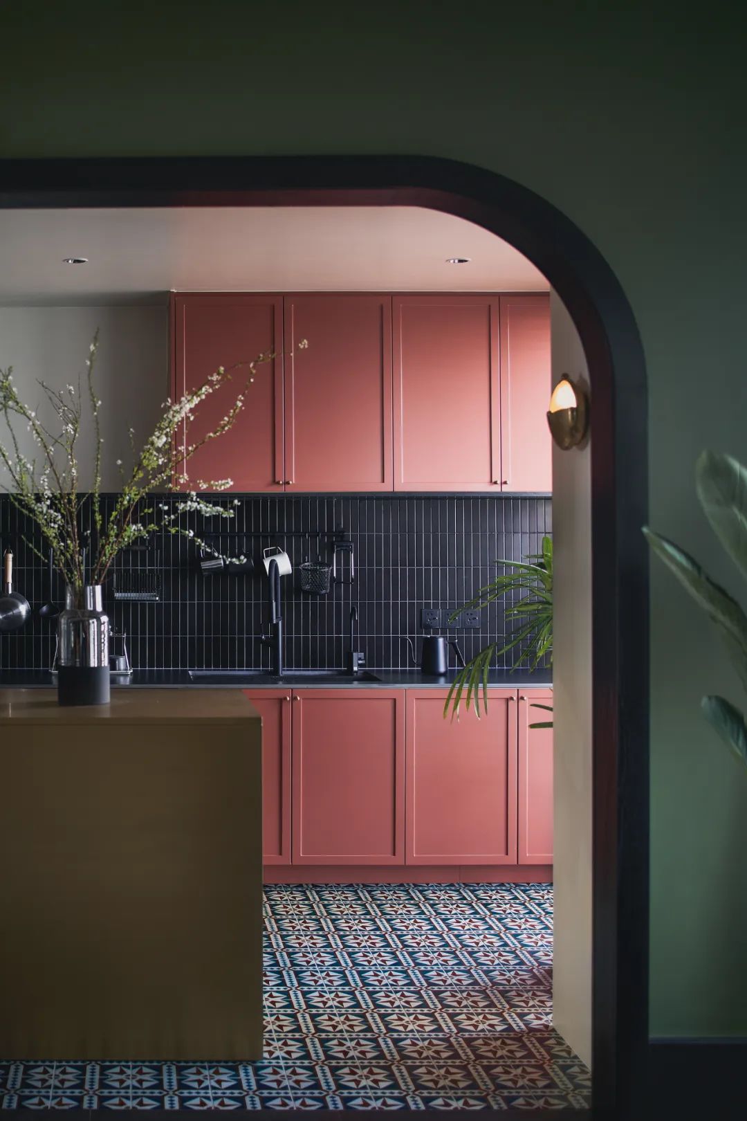 復古風可以有多存粹？中古家具+經典撞色，一鍵穿越