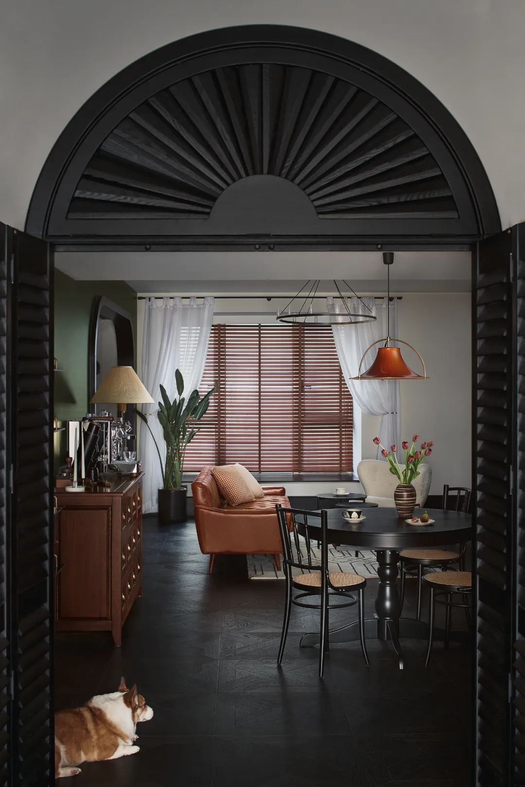 復古風可以有多存粹？中古家具+經典撞色，一鍵穿越