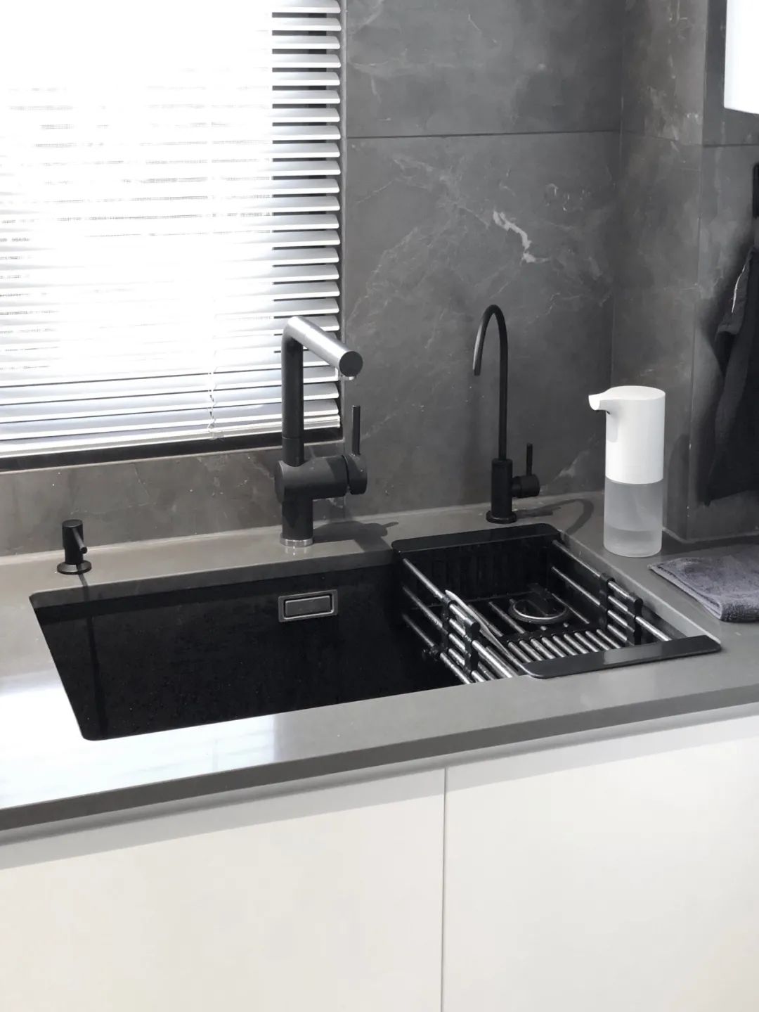 入戶新思路丨島臺代替玄關柜，把通透做到極致