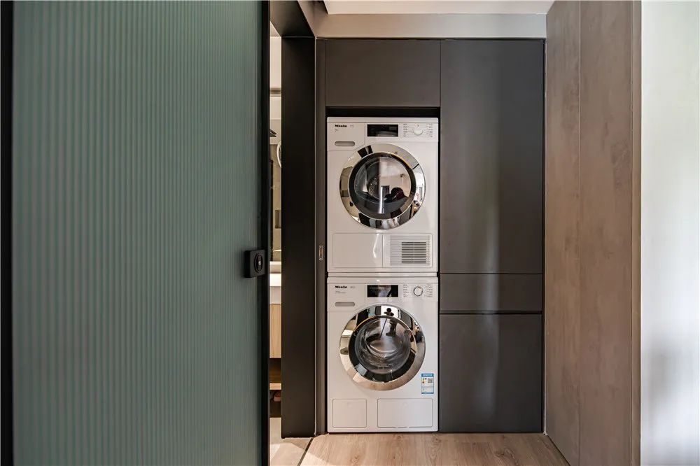 入戶新思路丨島臺代替玄關柜，把通透做到極致