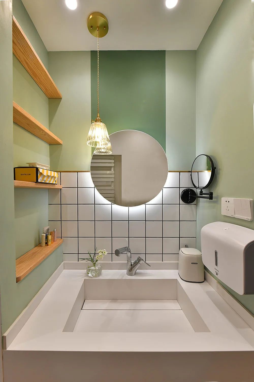 容下一家五口的小兩居，陽臺改成小餐廳，還有超多收納