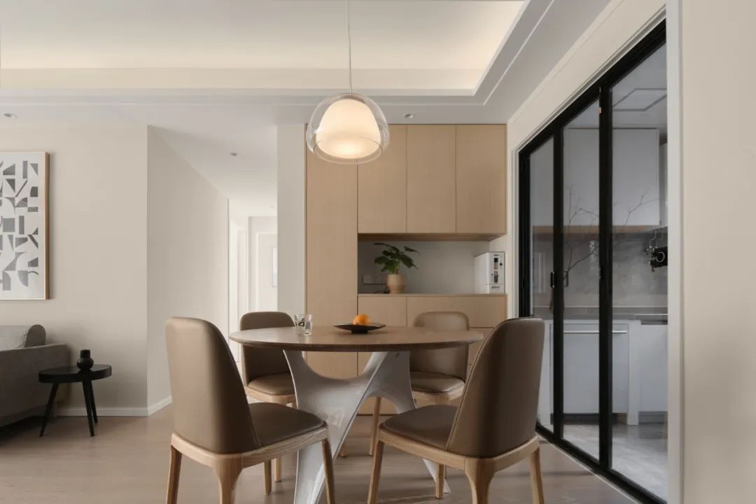 這套房子目前主要是我和老公兩個人住，三居對于未來的我們來說是剛需，希望舒適和簡約的同時不失溫馨與實用