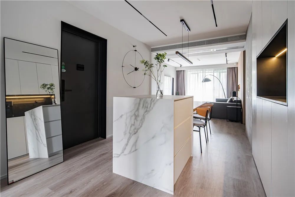 入戶新思路丨島臺代替玄關柜，把通透做到極致