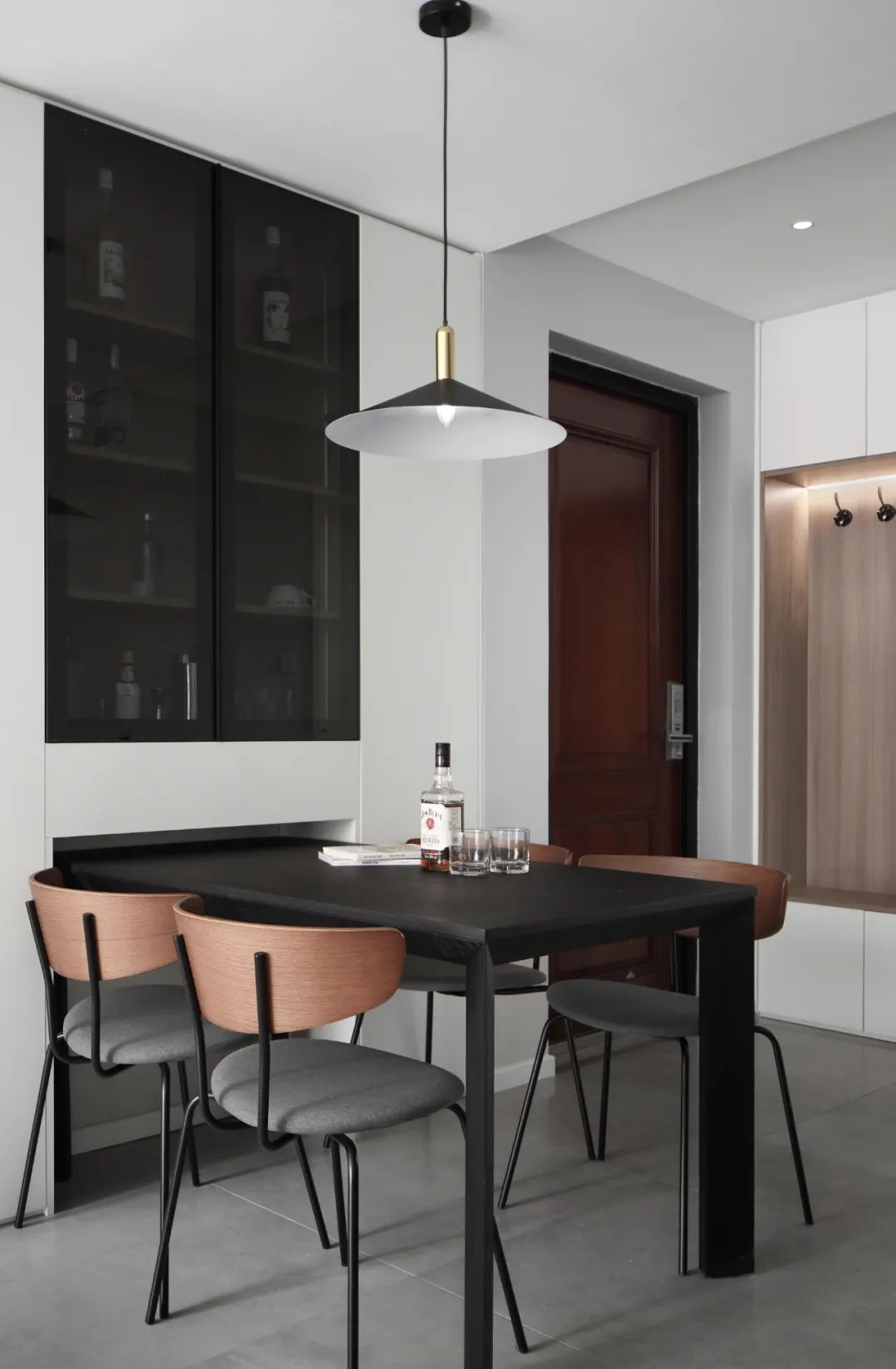 美女?dāng)z影師實(shí)力自寵，黑白灰小宅又美又溫柔，絕絕子～