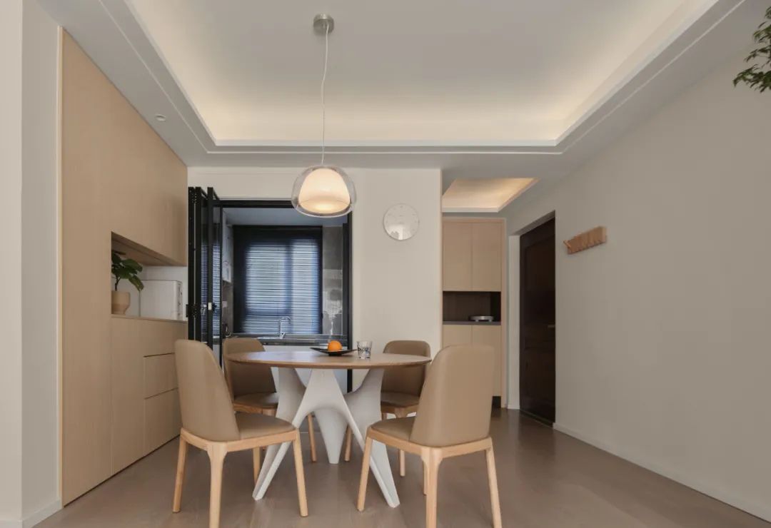 這套房子目前主要是我和老公兩個人住，三居對于未來的我們來說是剛需，希望舒適和簡約的同時不失溫馨與實用