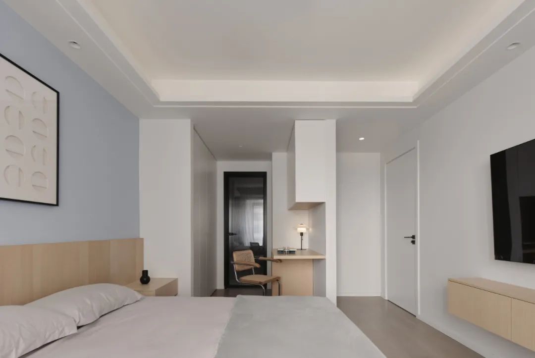 這套房子目前主要是我和老公兩個人住，三居對于未來的我們來說是剛需，希望舒適和簡約的同時不失溫馨與實用