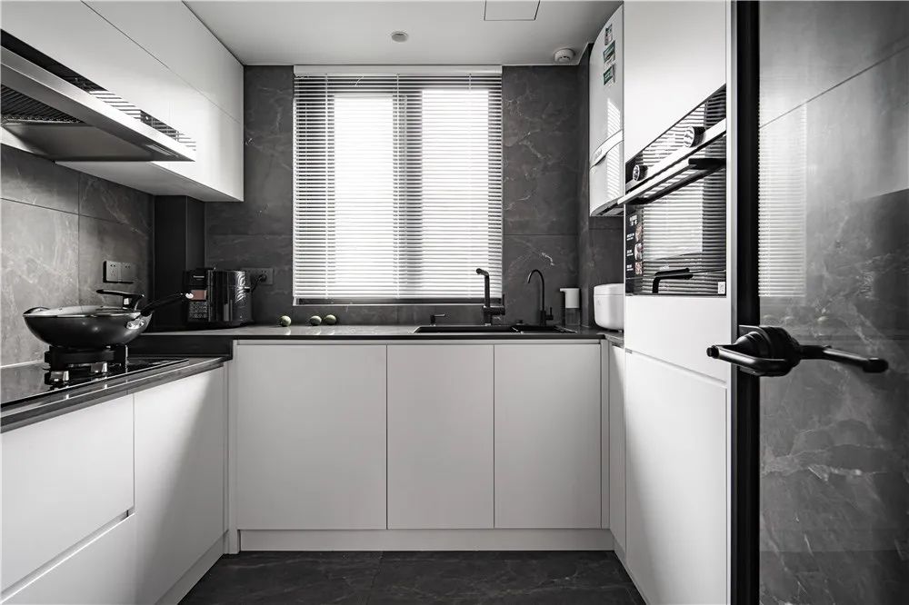 入戶新思路丨島臺代替玄關柜，把通透做到極致