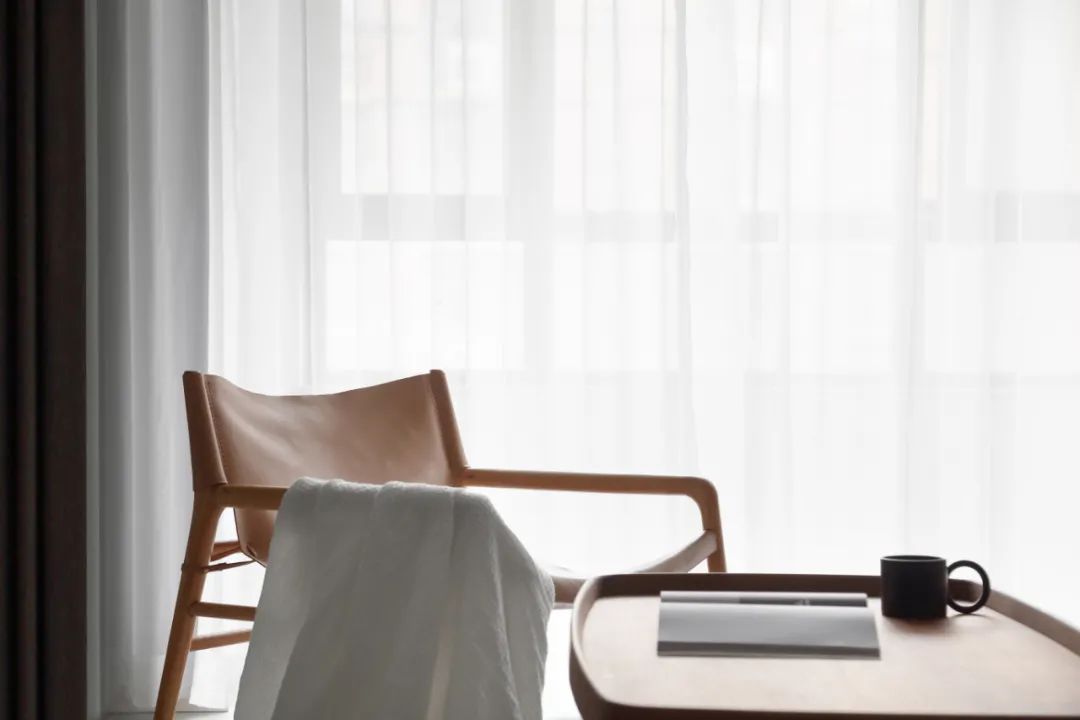 美女?dāng)z影師實(shí)力自寵，黑白灰小宅又美又溫柔，絕絕子～