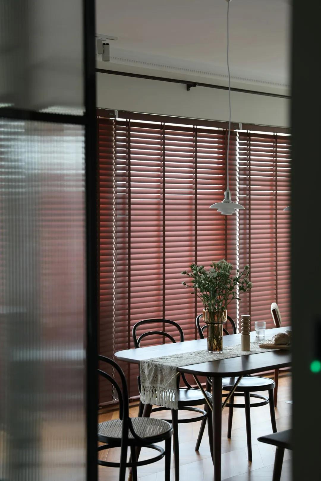 「訪」非傳統客廳＋多功能臥室，職住一體的復古烏托邦 