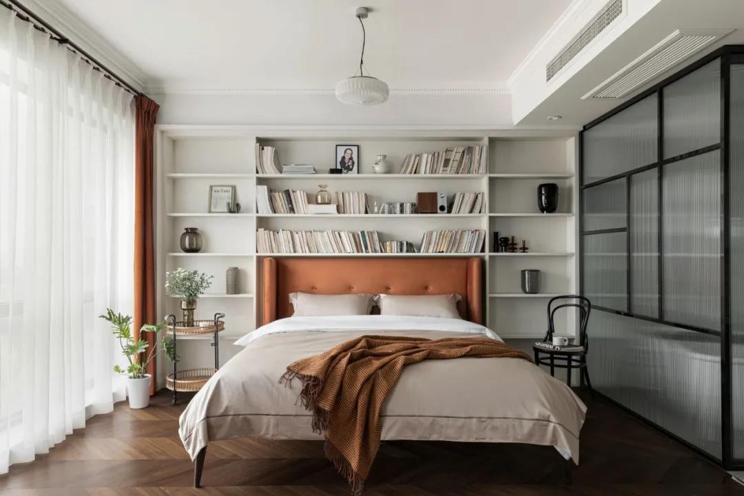 「訪」非傳統客廳＋多功能臥室，職住一體的復古烏托邦 