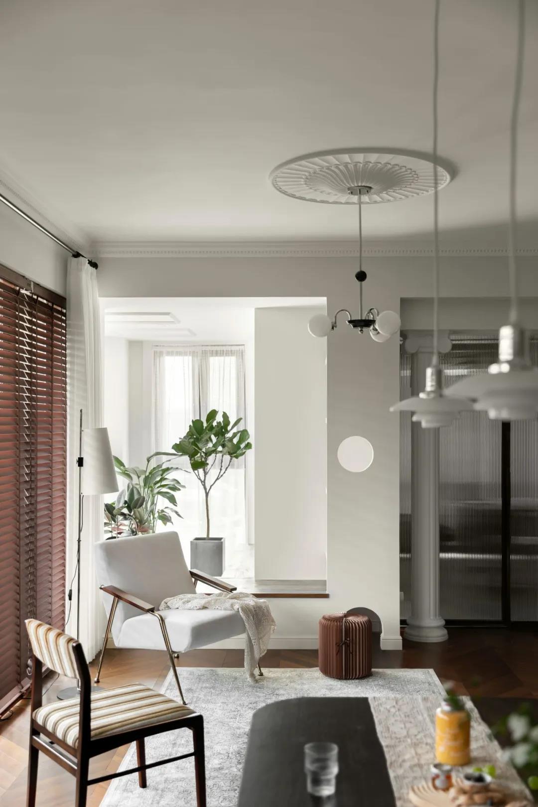 「訪」非傳統客廳＋多功能臥室，職住一體的復古烏托邦 