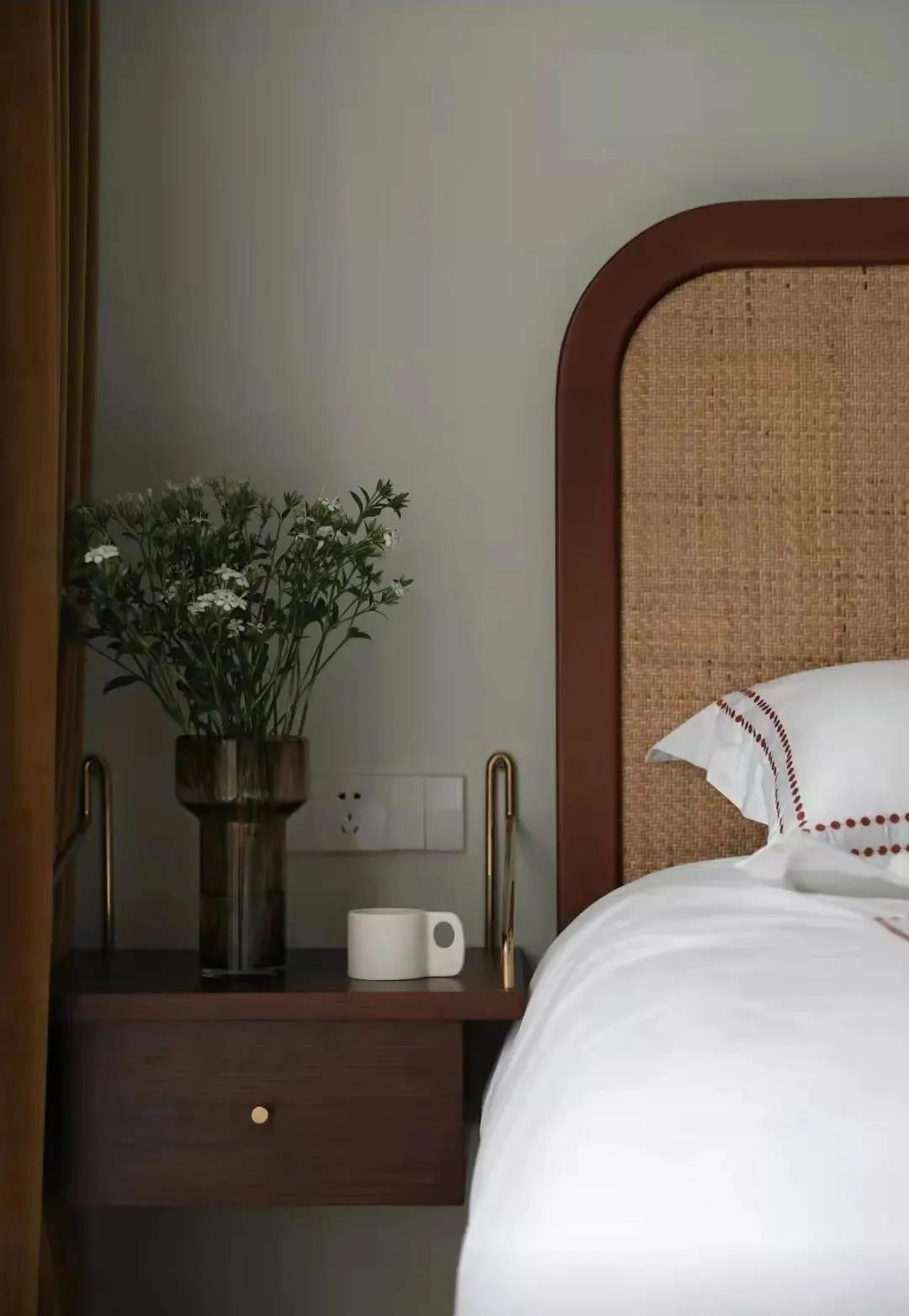 「訪」非傳統客廳＋多功能臥室，職住一體的復古烏托邦 