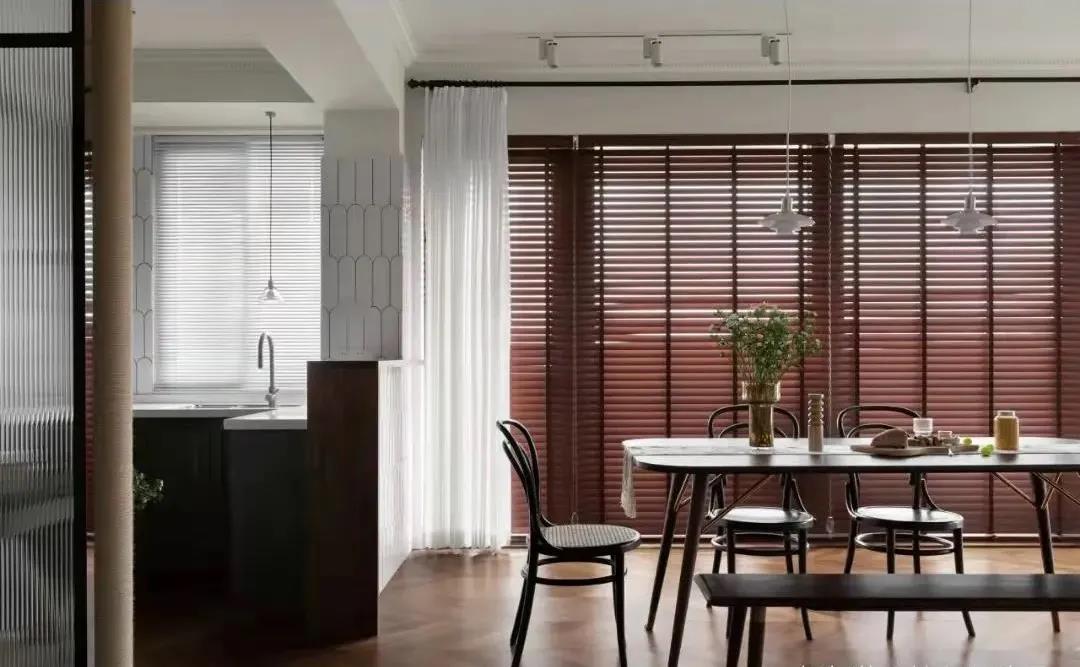 「訪」非傳統客廳＋多功能臥室，職住一體的復古烏托邦 